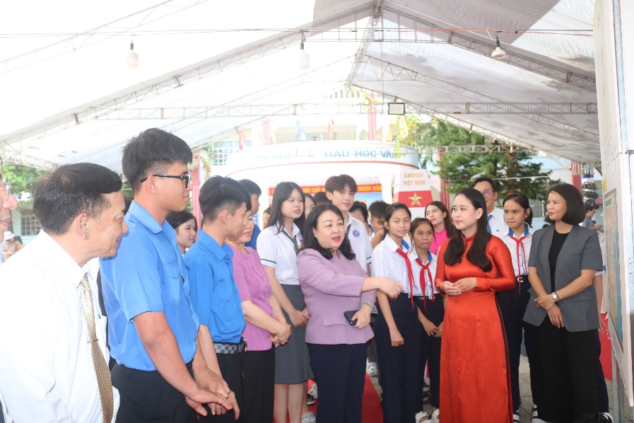 Hơn 3.000 lượt người tham quan triển lãm lưu động “Hoàng Sa, Trường Sa của Việt Nam - Những bằng chứng lịch sử và pháp lý” tại phường Bình Kiến